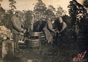 1916 год. Походная военная кузница. Снимок из семейного альбома Константина Родионовича Сидорова, подписанный его рукой. Кадровый военный, окончил юнкерское училище и был направлен в Манчжурию в 1905. Служил в Ново-Троицком и 220 Епифанском полках, далее Первая мировая война (Северный фронт). Впоследствии стал красным командиром.
