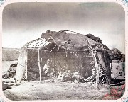 Киргизская кузница. Туркестанский альбом: 1871-72гг. Полевая -передвижная кузница. Обработка металлов известна киргизам уже давно. Из добывавшегося на оз. Иссык-Куль шлихового железного песка, путем плавки его в примитивных горнах, получали железо. Кузнецы темир уста изготовляли подковы, ножи, серпы, ножницы для стрижки овец, железные путы для лошадей, топоры, а более искусные — оружие. Серебряных дел мастера (кюмюш уста, зергер) делали из серебра женские украшения, украшения для мужских поясов, сбруи и т. п., часто отличавшиеся большим художественным вкусом. Киргизским ювелирам известны следующие приемы художественной отделки ювелирных изделий: гравировка, чернение, серебрение, золочение, техника зерни, чеканка, а также штамповка.