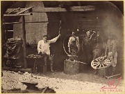 Работы в кузнице. В 1891 году исследователь Забайкалья Алексей Кириллович Кузнецов совершил путешествие в Нерчинск, расположенный недалеко от русско-китайской границы, где запечатлел на фотографиях условия жизни на каторге Дальнего Востока России.